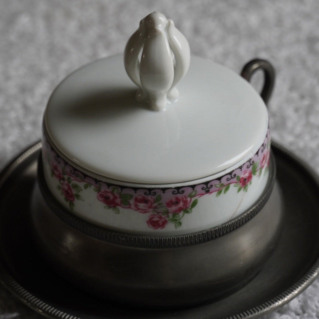 Tasse "Lavinia" en porcelaine italienne avec couvercle et porte tasse en étain à 95% signée Lavorazione a Mano Rama Peltro