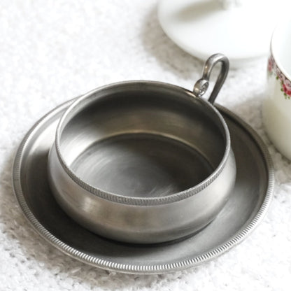 Tasse "Lavinia" en porcelaine italienne avec couvercle et porte tasse en étain à 95% signée Lavorazione a Mano Rama Peltro