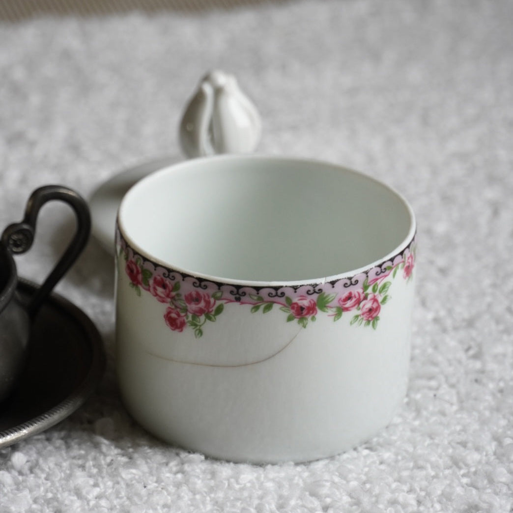 Tasse "Lavinia" en porcelaine italienne avec couvercle et porte tasse en étain à 95% signée Lavorazione a Mano Rama Peltro