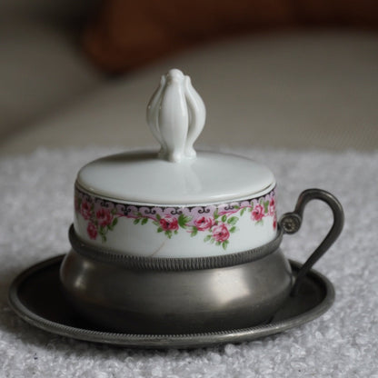 Tasse "Lavinia" en porcelaine italienne avec couvercle et porte tasse en étain à 95% signée Lavorazione a Mano Rama Peltro