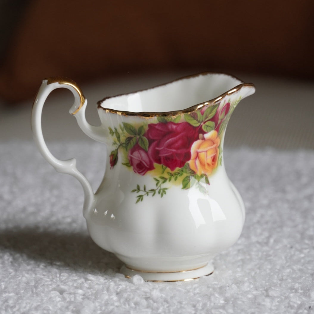 Pot à lait "Beth" en porcelaine anglaise fleuri et doré Royal Albert modèle Old Country Roses