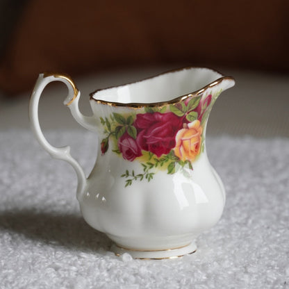Pot à lait "Beth" en porcelaine anglaise fleuri et doré Royal Albert modèle Old Country Roses