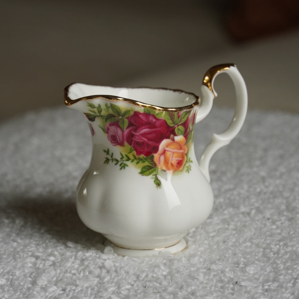 Pot à lait "Beth" en porcelaine anglaise fleuri et doré Royal Albert modèle Old Country Roses