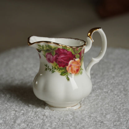 Pot à lait "Beth" en porcelaine anglaise fleuri et doré Royal Albert modèle Old Country Roses