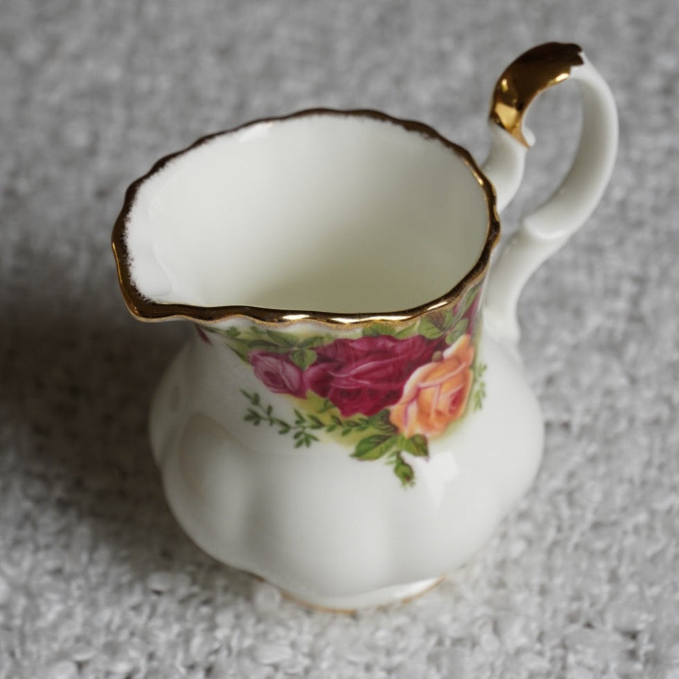 Pot à lait "Beth" en porcelaine anglaise fleuri et doré Royal Albert modèle Old Country Roses