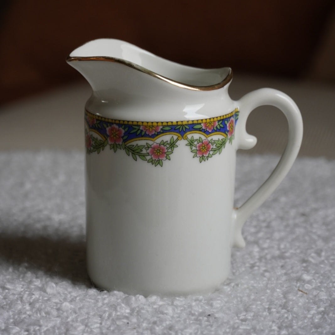 Pot à lait "Clotaire" en porcelaine de Limoges couronne bleuté, fleuri et doré