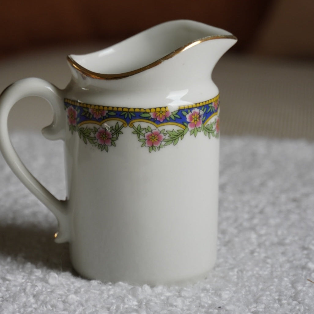 Pot à lait "Clotaire" en porcelaine de Limoges couronne bleuté, fleuri et doré