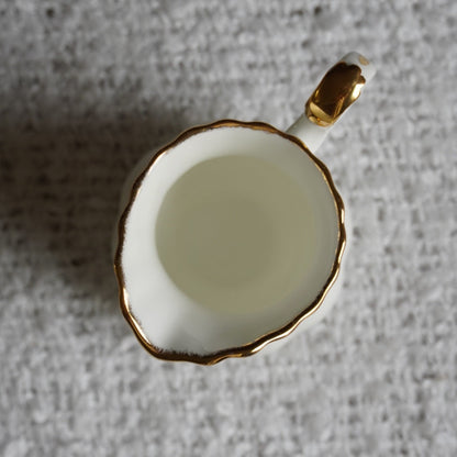 Pot à lait "Beth" en porcelaine anglaise fleuri et doré Royal Albert modèle Old Country Roses