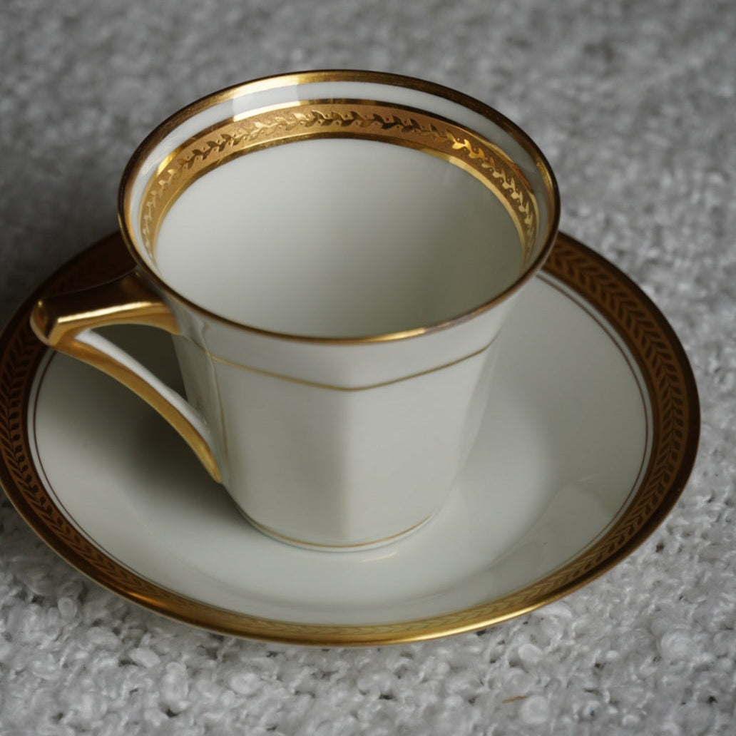 Petite tasse "Béryl" en porcelaine de Limoges dorée année 1931