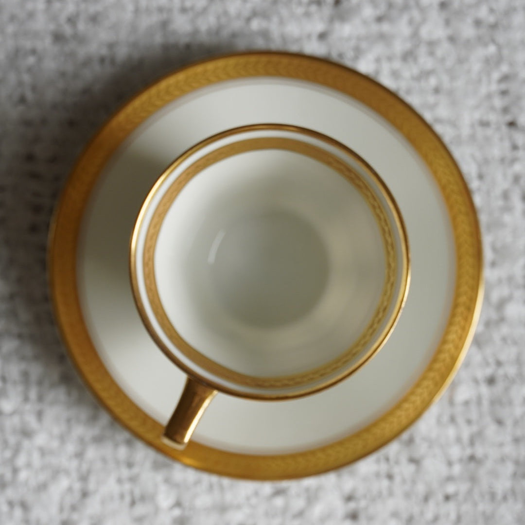 Petite tasse "Béryl" en porcelaine de Limoges dorée année 1931