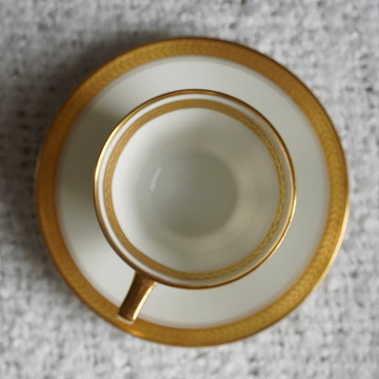 Petite tasse "Béryl" en porcelaine de Limoges dorée année 1931