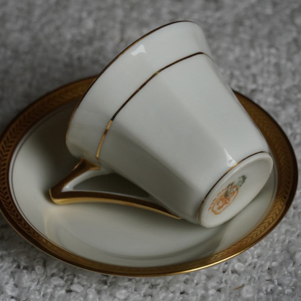Petite tasse "Béryl" en porcelaine de Limoges dorée année 1931