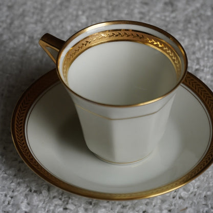 Petite tasse "Béryl" en porcelaine de Limoges dorée année 1931