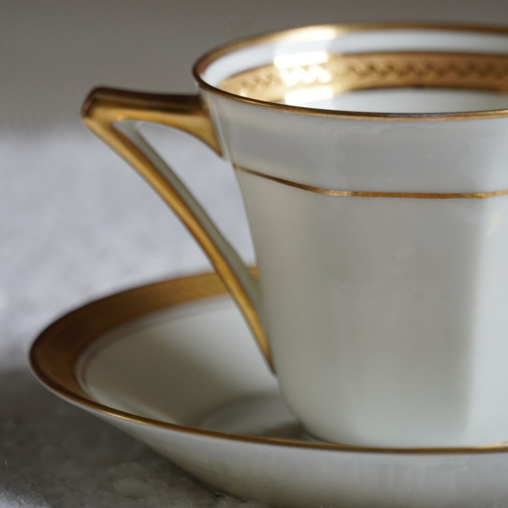 Petite tasse "Béryl" en porcelaine de Limoges dorée année 1931