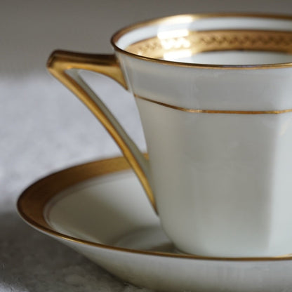 Petite tasse "Béryl" en porcelaine de Limoges dorée année 1931