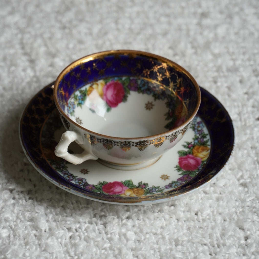 Petite tasse "Erna" en porcelaine allemande bleutée, fleuri et doré signée Galluba & Hoffmann