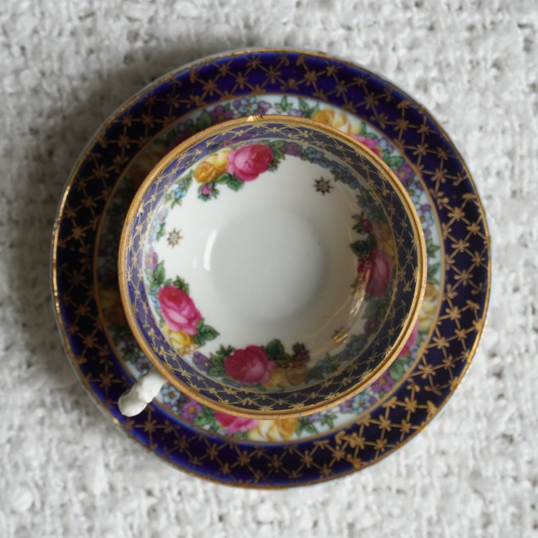 Petite tasse "Erna" en porcelaine allemande bleutée, fleuri et doré signée Galluba & Hoffmann