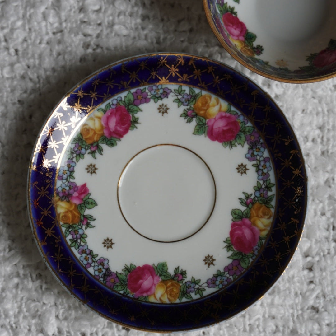 Petite tasse "Erna" en porcelaine allemande bleutée, fleuri et doré signée Galluba & Hoffmann