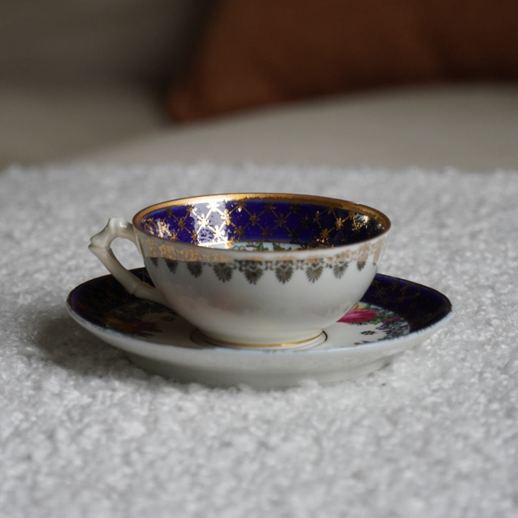 Petite tasse "Erna" en porcelaine allemande bleutée, fleuri et doré signée Galluba & Hoffmann