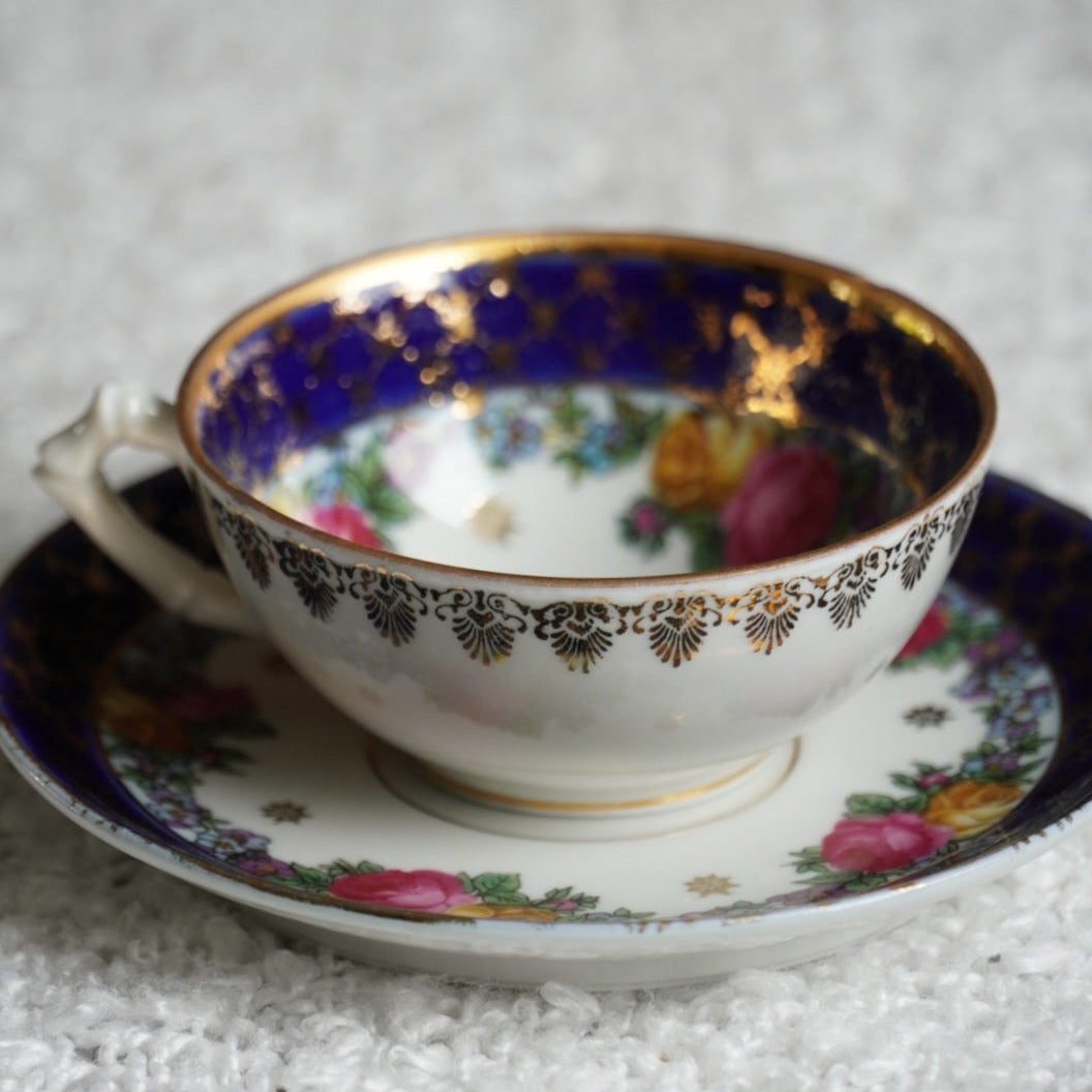 Petite tasse "Erna" en porcelaine allemande bleutée, fleuri et doré signée Galluba & Hoffmann