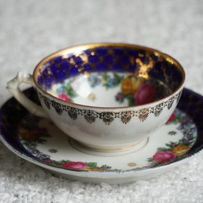 Petite tasse "Erna" en porcelaine allemande bleutée, fleuri et doré signée Galluba & Hoffmann