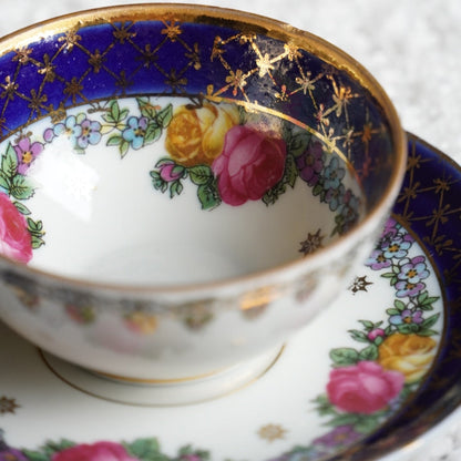 Petite tasse "Erna" en porcelaine allemande bleutée, fleuri et doré signée Galluba & Hoffmann