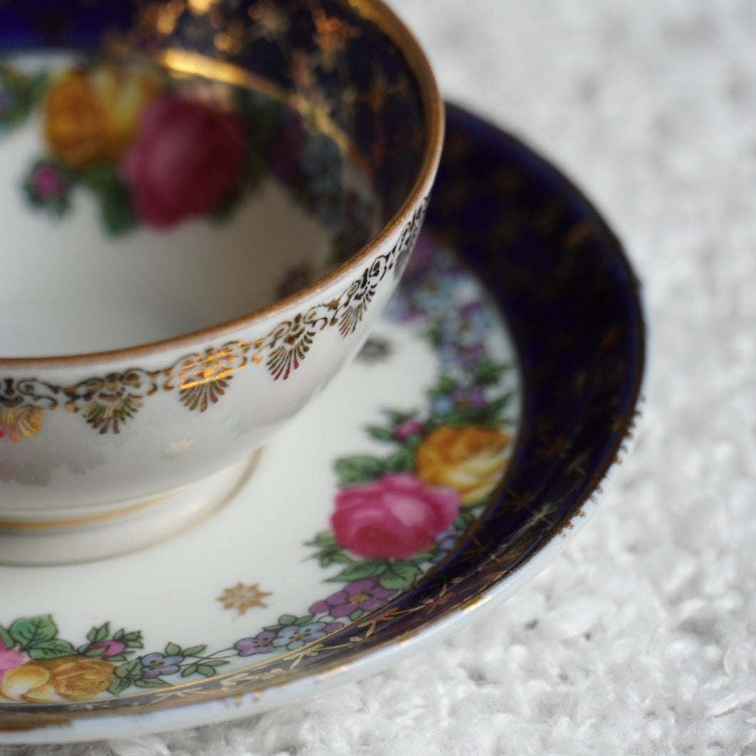 Petite tasse "Erna" en porcelaine allemande bleutée, fleuri et doré signée Galluba & Hoffmann