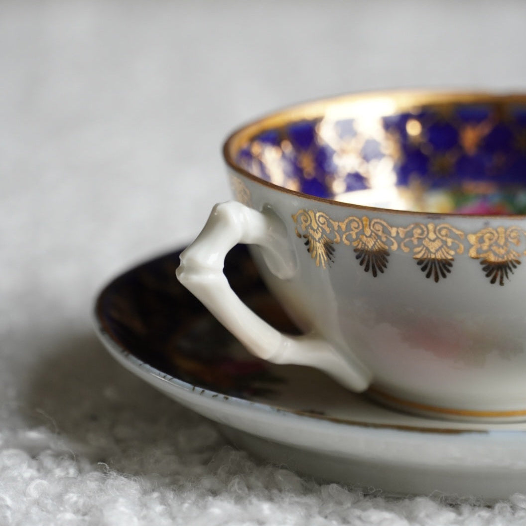 Petite tasse "Erna" en porcelaine allemande bleutée, fleuri et doré signée Galluba & Hoffmann