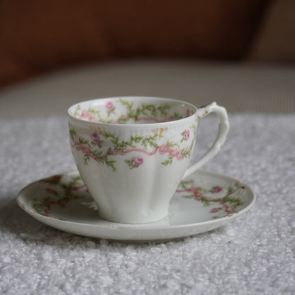 Petite tasse "Béryl" en porcelaine de Limoges fleurie et dorée signée Goa des début années 1900