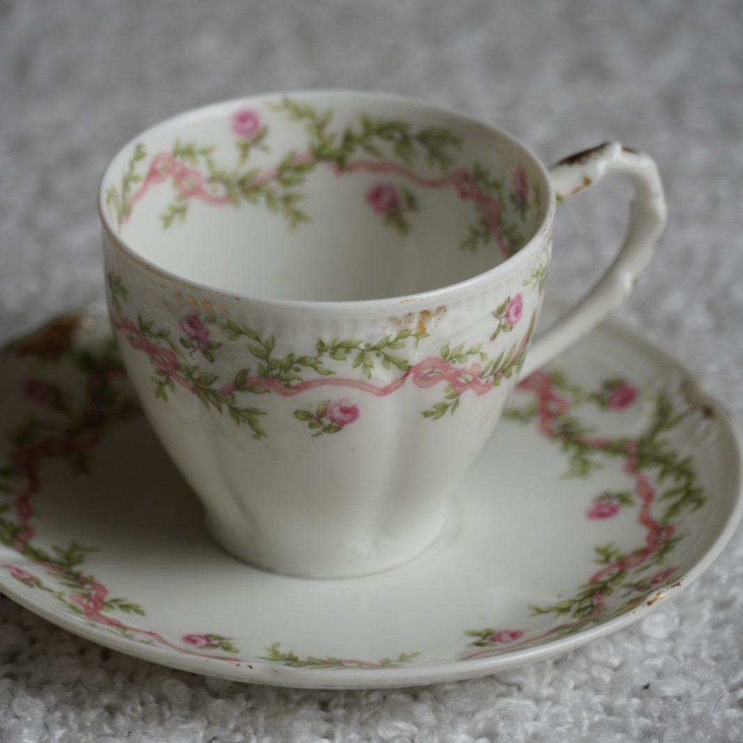Petite tasse "Béryl" en porcelaine de Limoges fleurie et dorée signée Goa des début années 1900