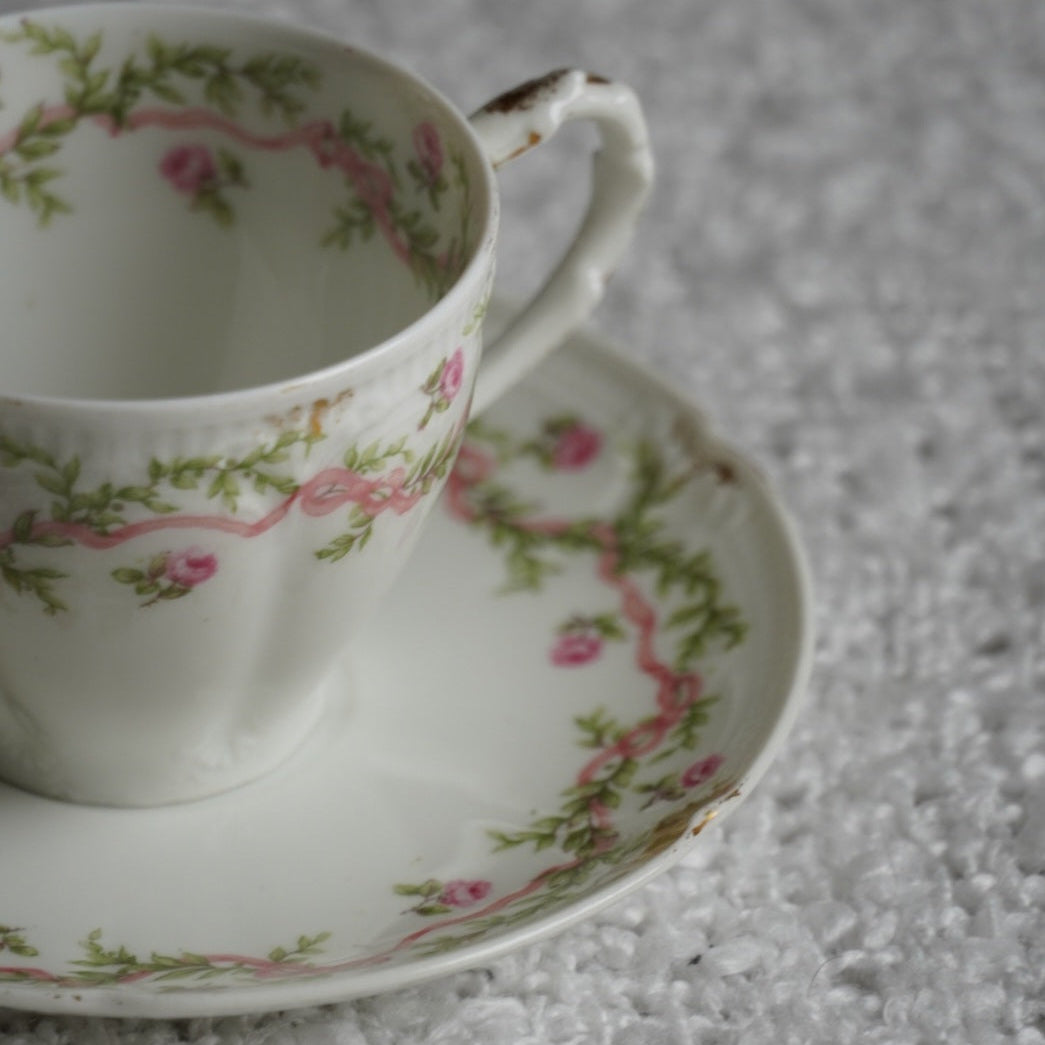 Petite tasse "Béryl" en porcelaine de Limoges fleurie et dorée signée Goa des début années 1900