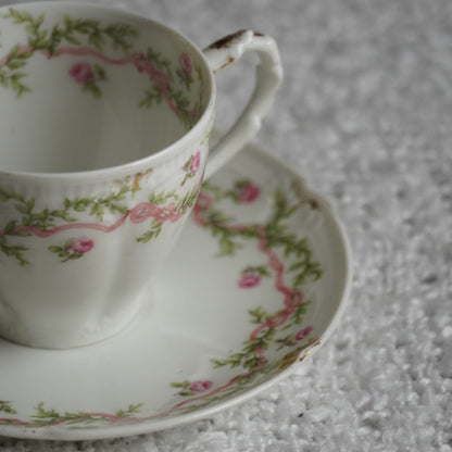 Petite tasse "Béryl" en porcelaine de Limoges fleurie et dorée signée Goa des début années 1900