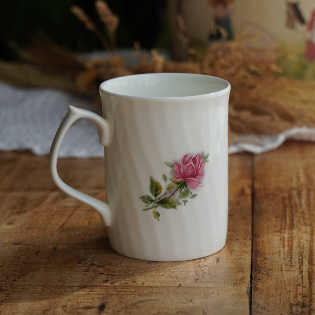 Mug "Ash" en porcelaine anglaise torsadée et fleurie Arthur Wood