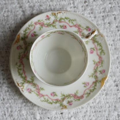 Petite tasse "Béryl" en porcelaine de Limoges fleurie et dorée signée Goa des début années 1900