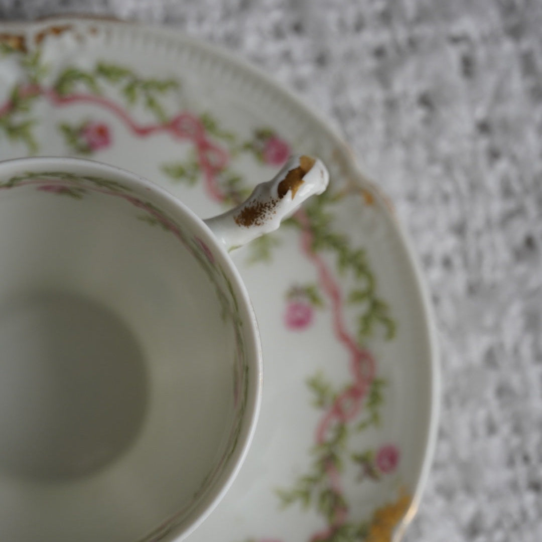 Petite tasse "Béryl" en porcelaine de Limoges fleurie et dorée signée Goa des début années 1900