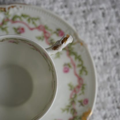 Petite tasse "Béryl" en porcelaine de Limoges fleurie et dorée signée Goa des début années 1900