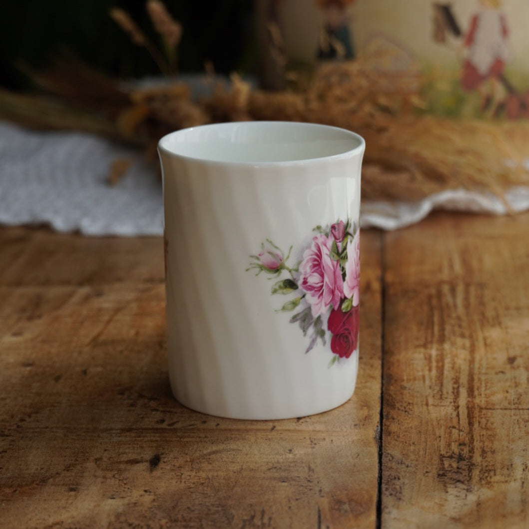 Mug "Ash" en porcelaine anglaise torsadée et fleurie Arthur Wood