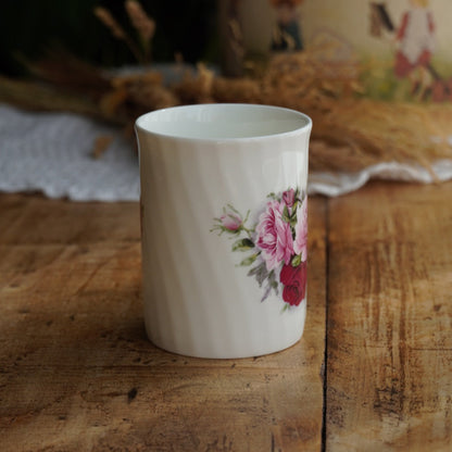 Mug "Ash" en porcelaine anglaise torsadée et fleurie Arthur Wood
