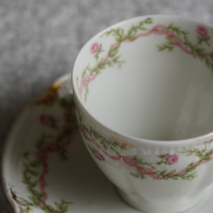 Petite tasse "Béryl" en porcelaine de Limoges fleurie et dorée signée Goa des début années 1900
