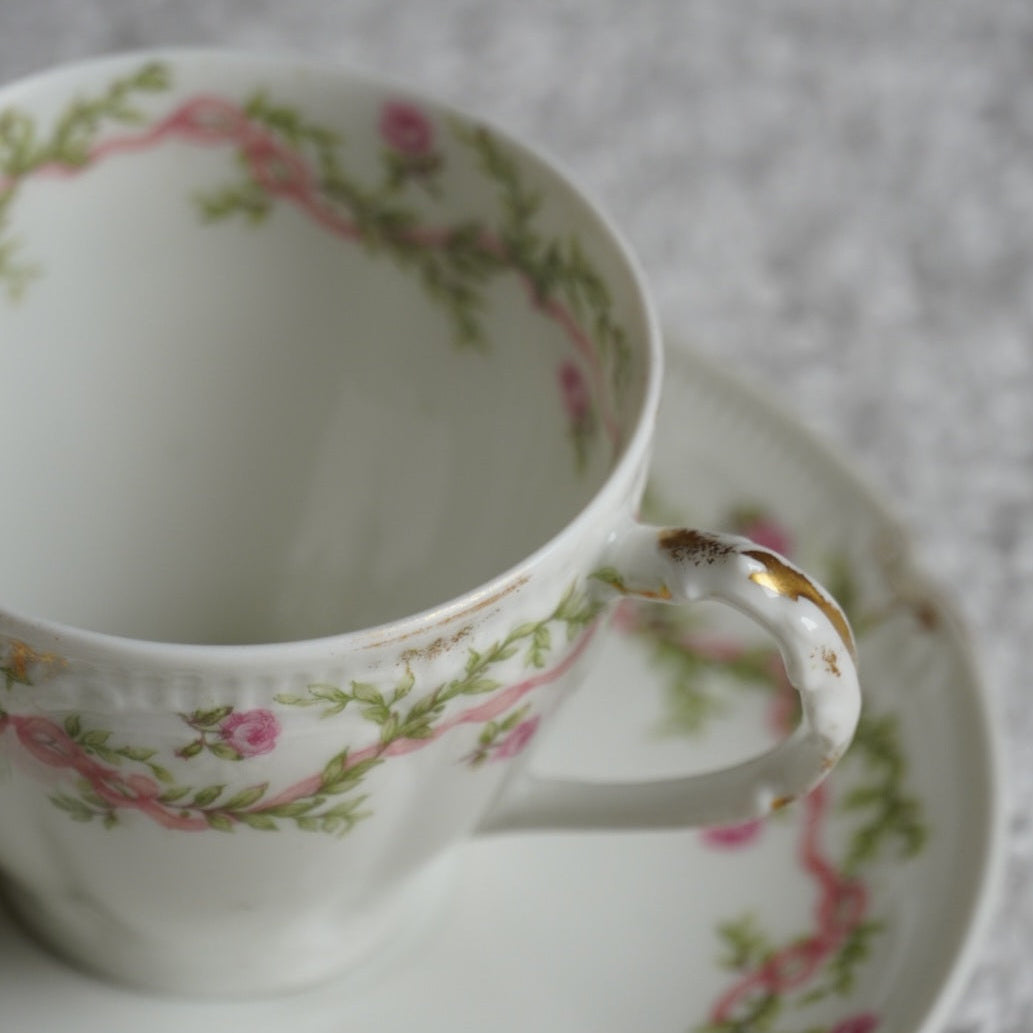 Petite tasse "Béryl" en porcelaine de Limoges fleurie et dorée signée Goa des début années 1900