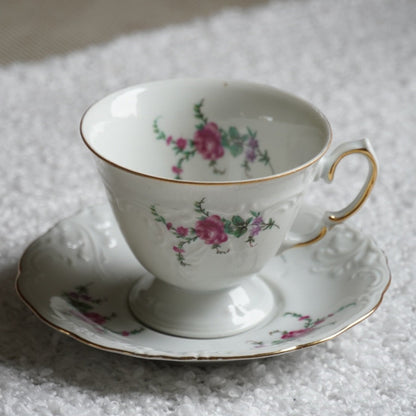 Tasse "Helena" en porcelaine polonaise fleurie et dorée signée Wawel