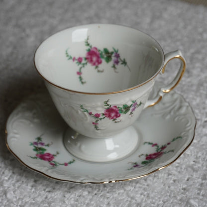 Tasse "Helena" en porcelaine polonaise fleurie et dorée signée Wawel