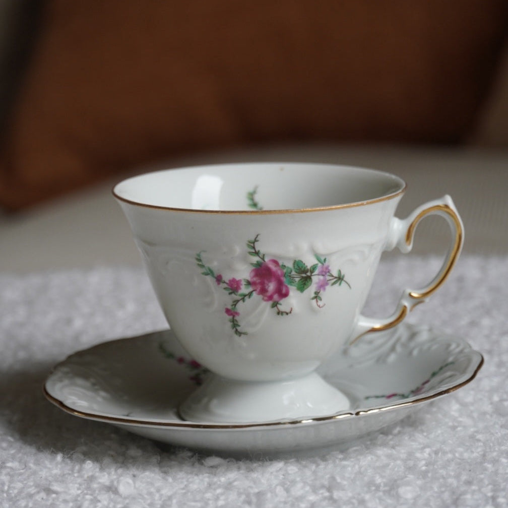 Tasse "Helena" en porcelaine polonaise fleurie et dorée signée Wawel