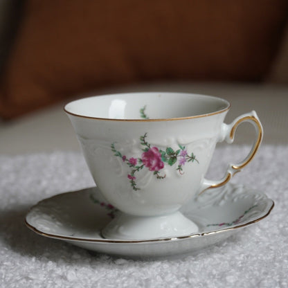 Tasse "Helena" en porcelaine polonaise fleurie et dorée signée Wawel