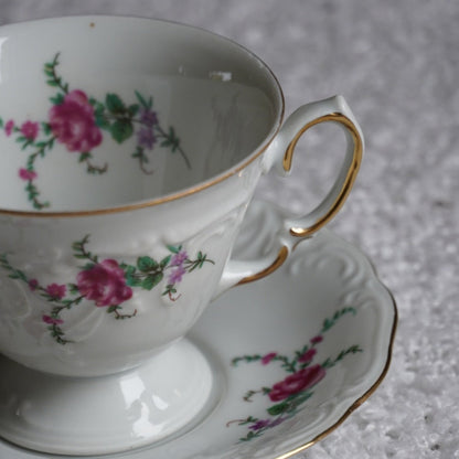 Tasse "Helena" en porcelaine polonaise fleurie et dorée signée Wawel