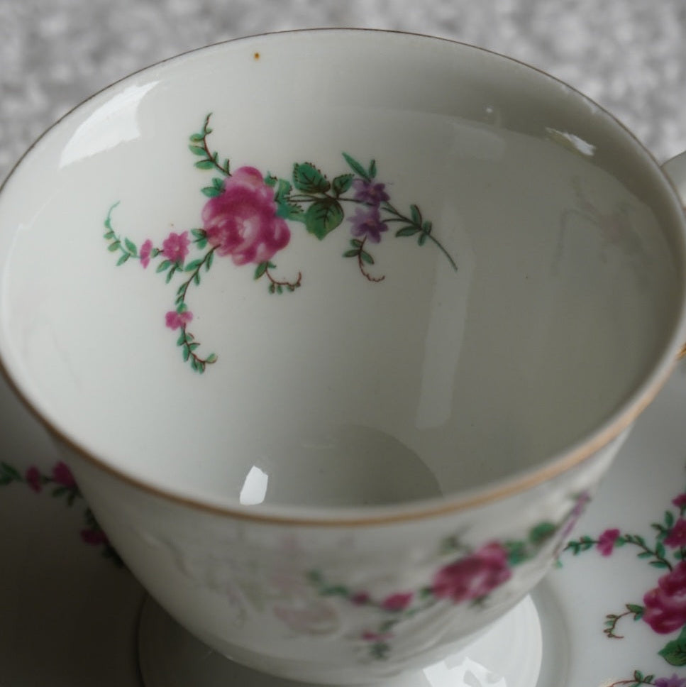Tasse "Helena" en porcelaine polonaise fleurie et dorée signée Wawel