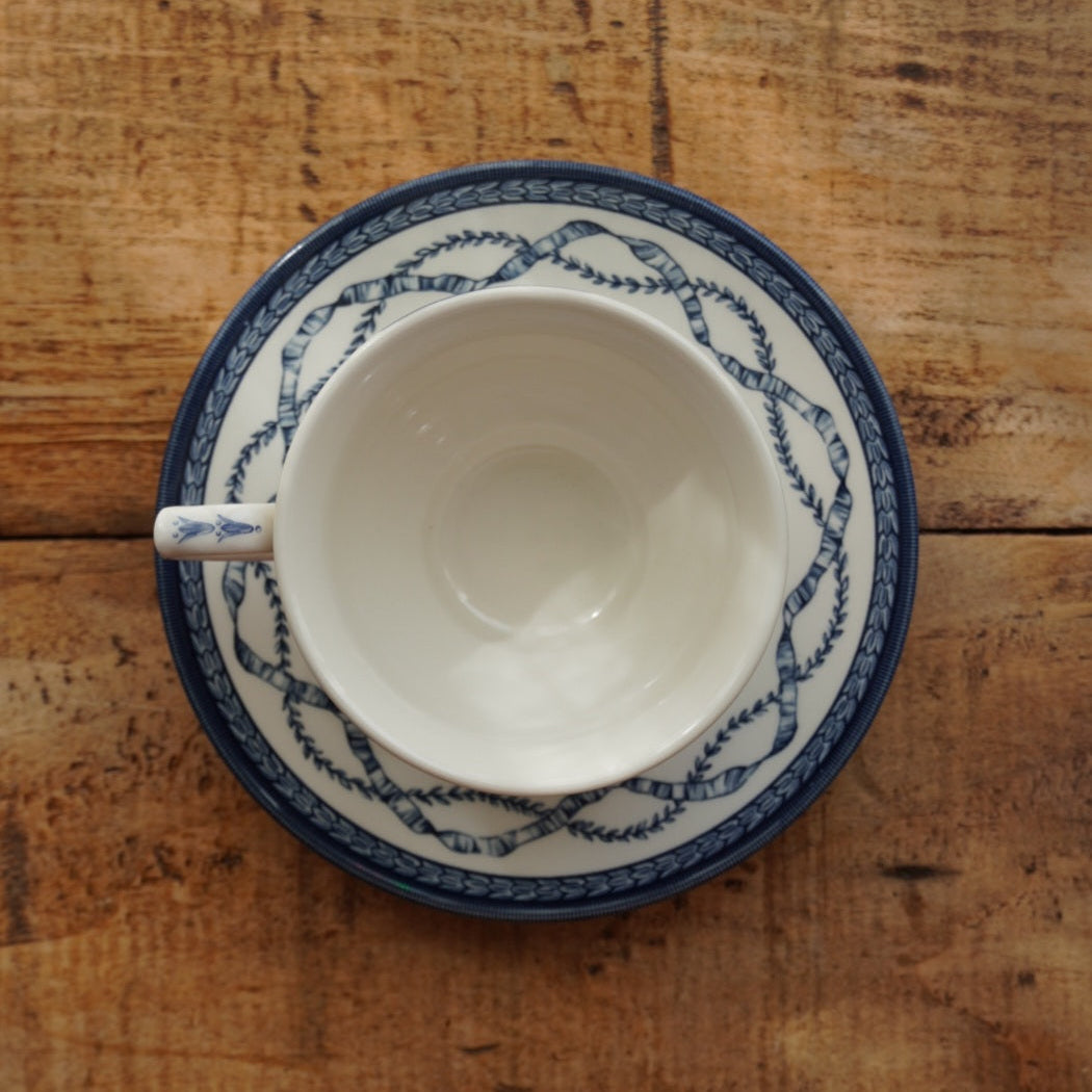 Tasse "Ariel" en porcelaine anglaise aux motifs bleutés Queen's HRP décor The Royal Palaces