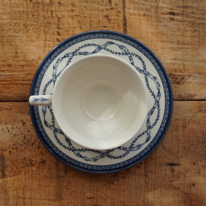 Tasse "Ariel" en porcelaine anglaise aux motifs bleutés Queen's HRP décor The Royal Palaces