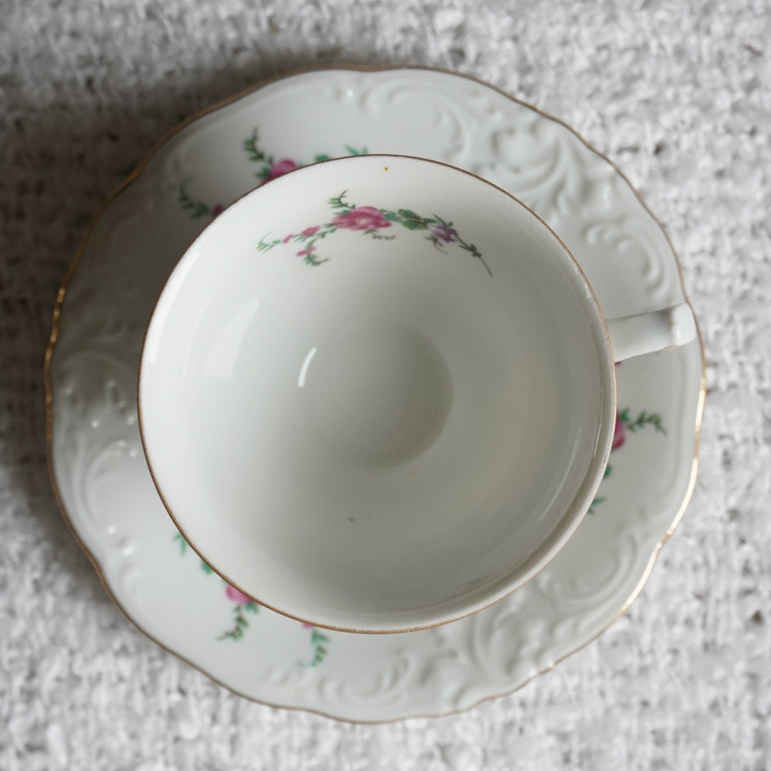 Tasse "Helena" en porcelaine polonaise fleurie et dorée signée Wawel