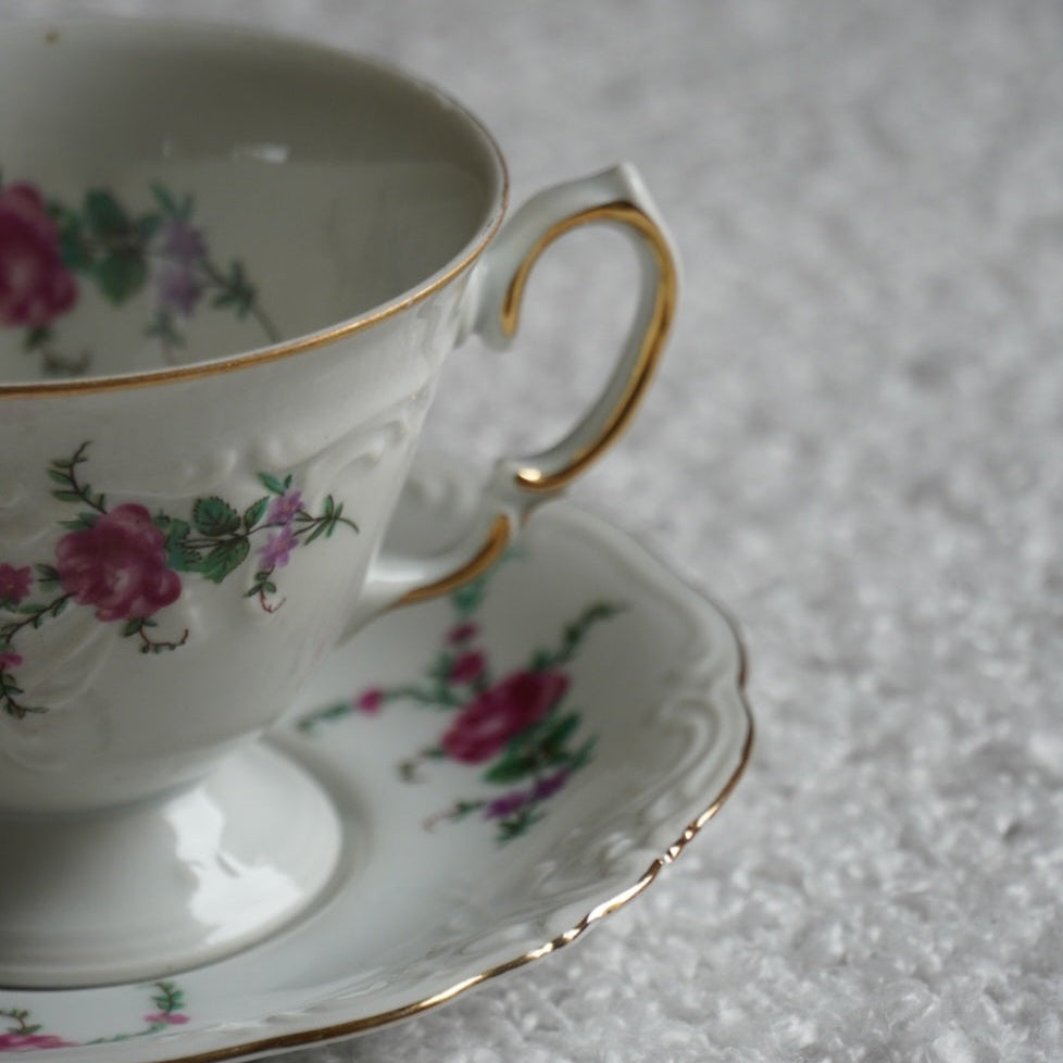 Tasse "Helena" en porcelaine polonaise fleurie et dorée signée Wawel